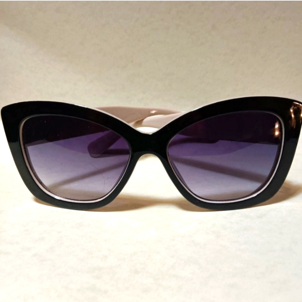LAUREN CONRAD OVERSIZED BLACk AND LIGHT PINK SUNGLASSES LOTS OF FUN